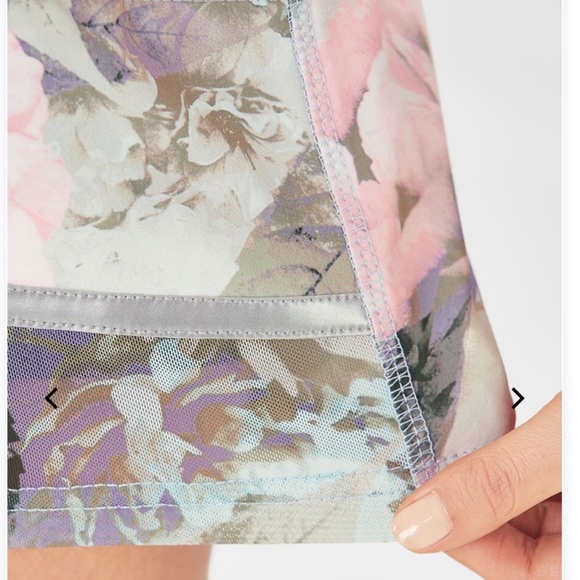 Fabletics Maggie Floral Secret Garden Shorts Sz. M - Picture 5 of 8